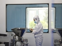 不負(fù)秋日好時(shí)光 ，亞歐廠里生產(chǎn)忙， 機(jī)器轟鳴干勁足，熱火朝天普新章！